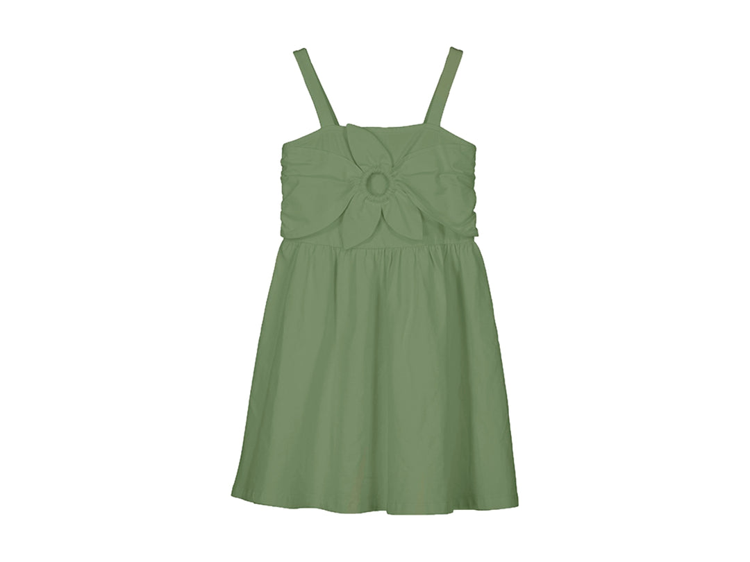 Vestido color verde laurel con detalle de flor en el pecho y tirantes.