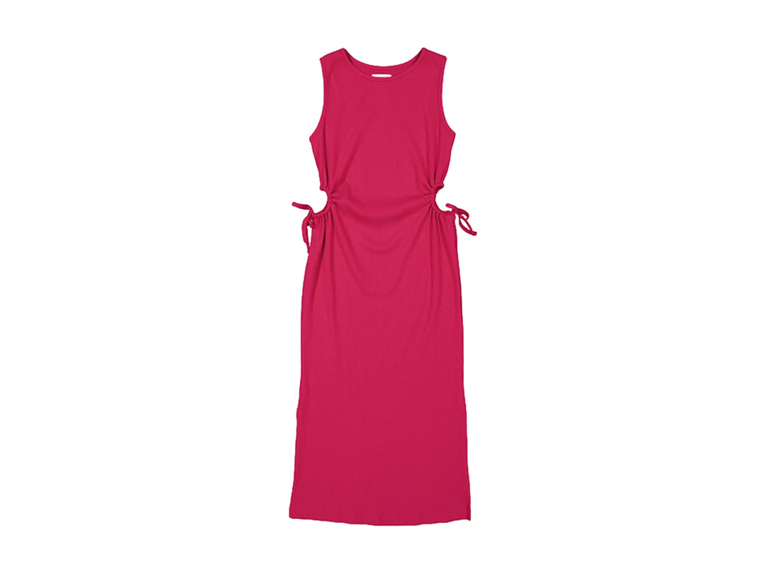 Vestido midi color rosa hibisco con textura canalada y detalles de lazos en los costados.