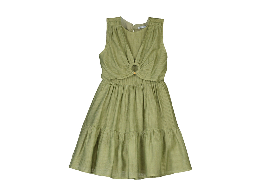 Vestido corto color verde musgo para niña con detalle de arandela en la cintura y volantes en la falda.