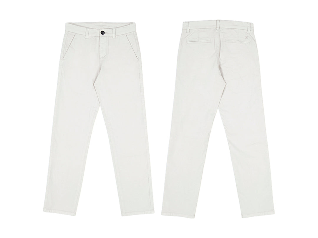 Vista frontal y posterior de un pantalón chino básico color blanco para niños.