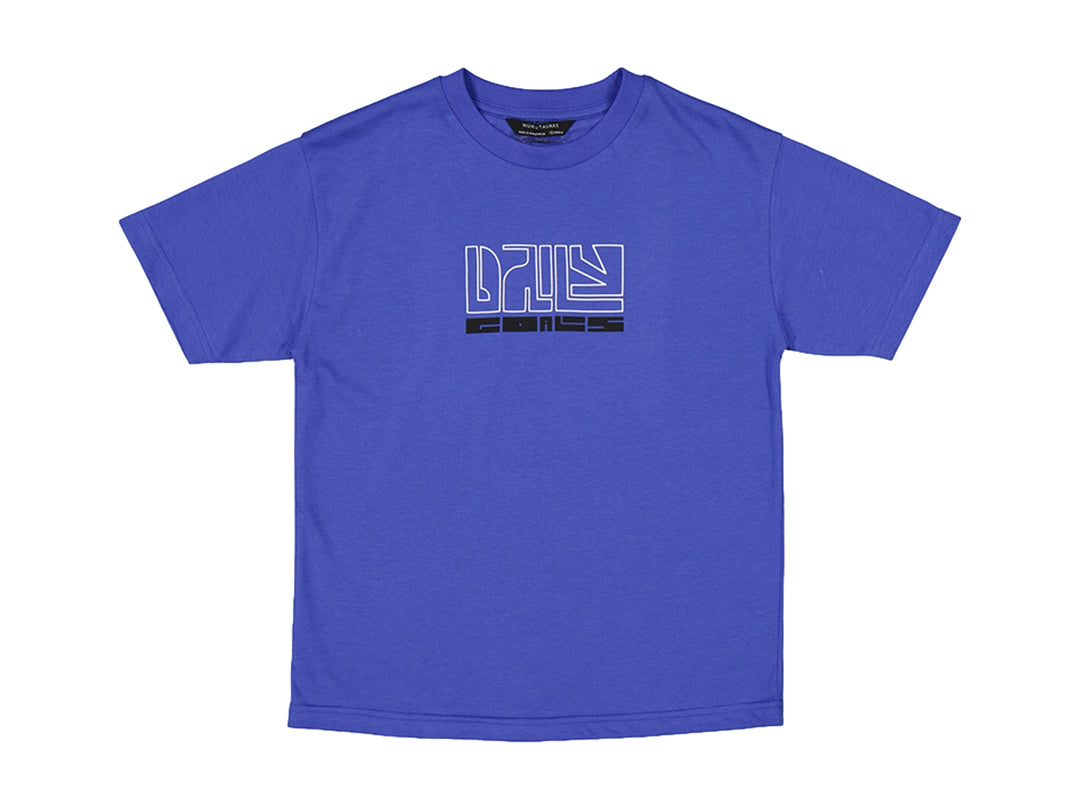Camiseta básica de color azul azur con estampado gráfico en el pecho y cuello redondo.