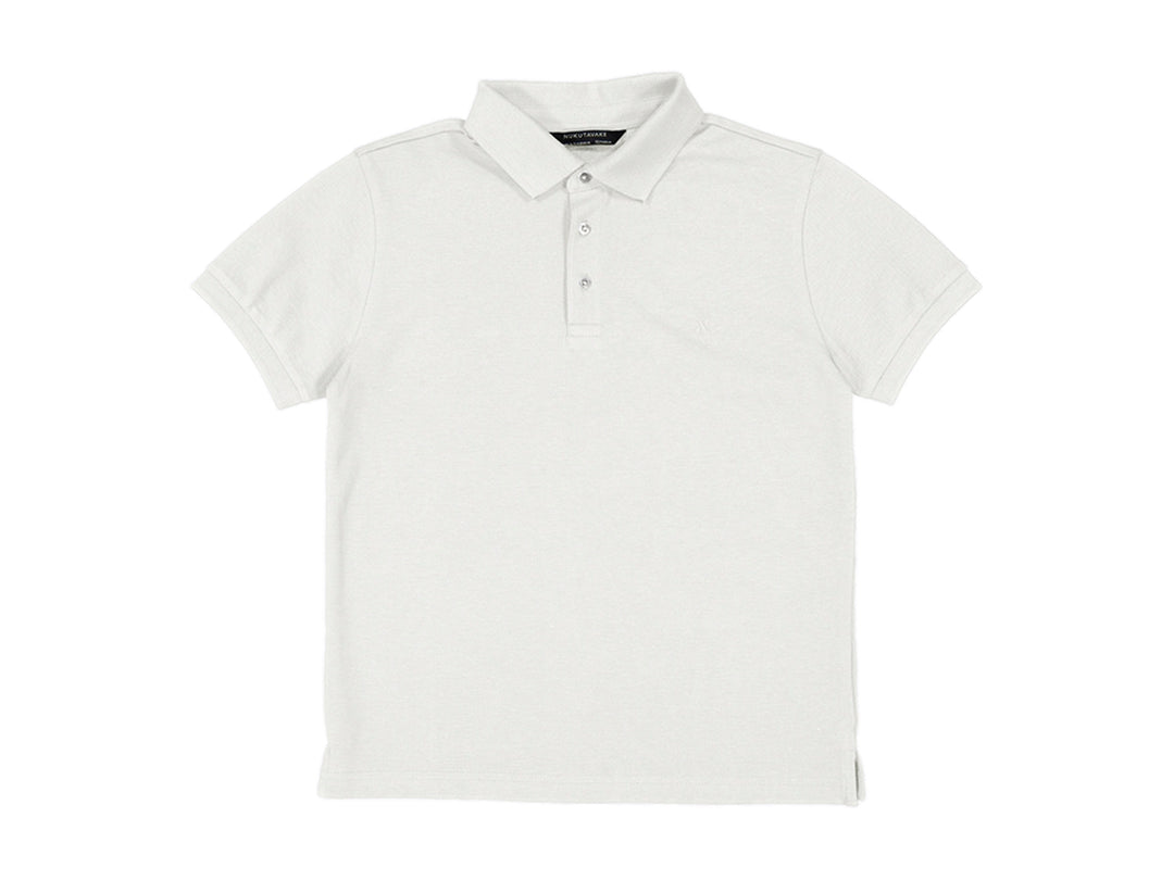 Camisa polo blanca de manga corta para niño con cuello y botones frontales.