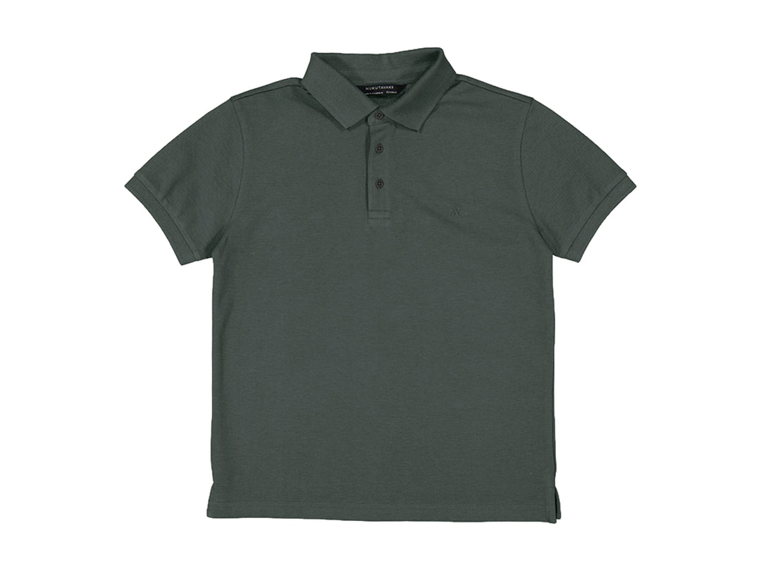 Camiseta polo básica de color verde eucalipto para niños con cuello y botones.