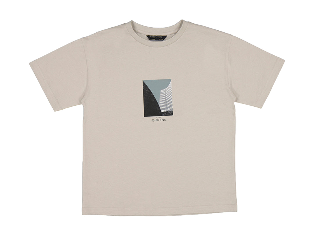 Camiseta de manga corta color hueso con estampado rectangular central para niños.