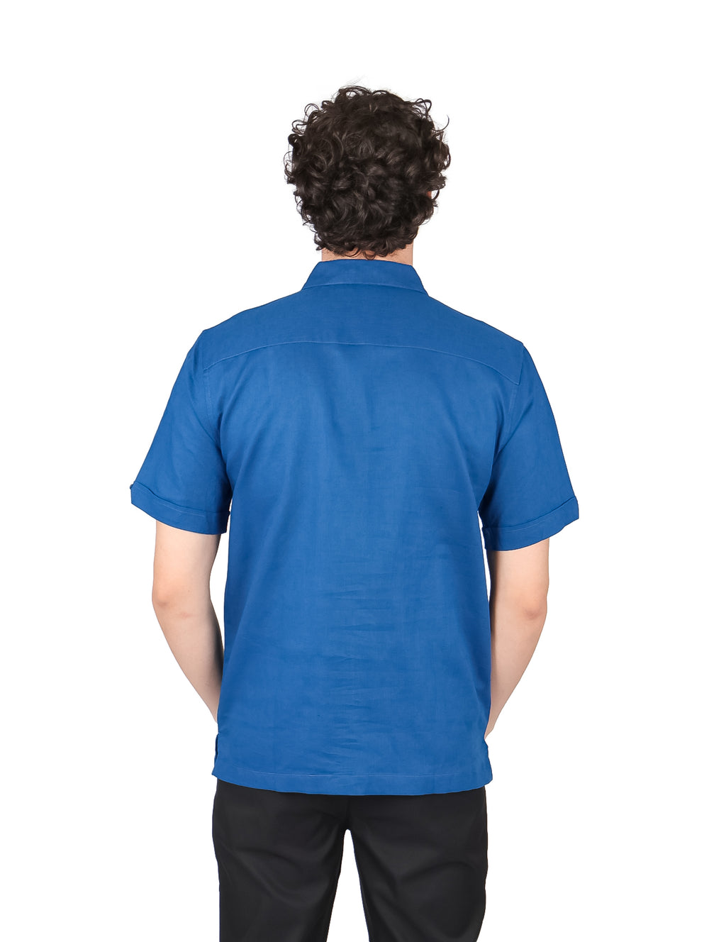 Hombre vistiendo camisa CubaVera color azul blueberry pancake de manga corta con detalles de costuras verticales.