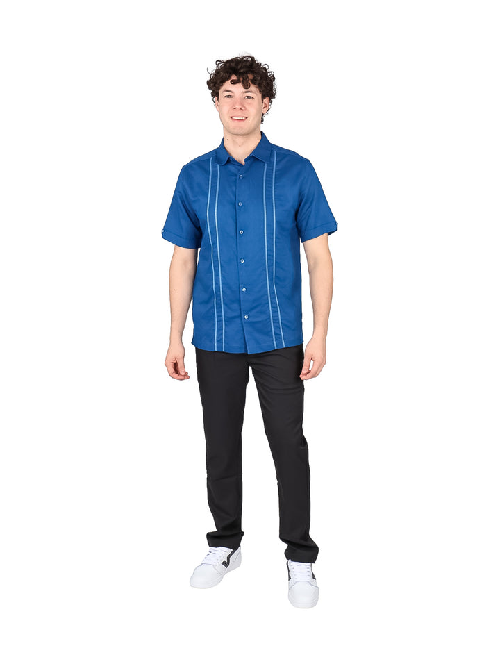Hombre vistiendo camisa CubaVera color azul blueberry pancake de manga corta con detalles de costuras verticales.