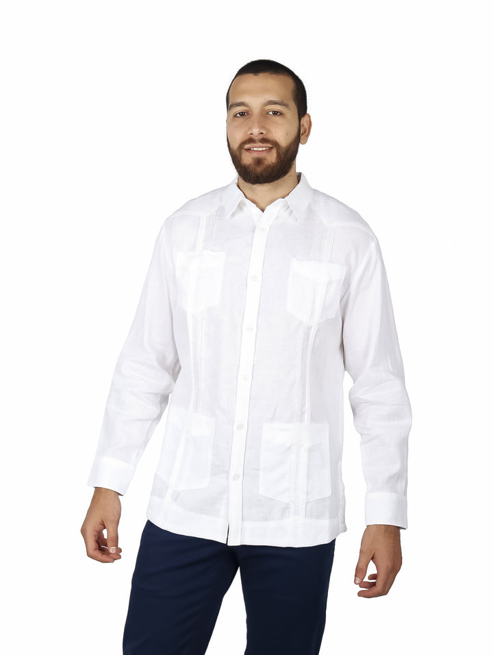 Hombre vistiendo camisa guayabera blanca de manga larga con detalles de alforzas.