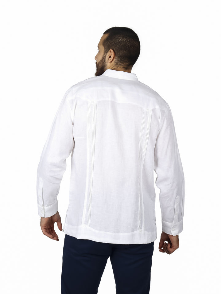 Hombre vistiendo camisa guayabera blanca de manga larga con detalles de alforzas.