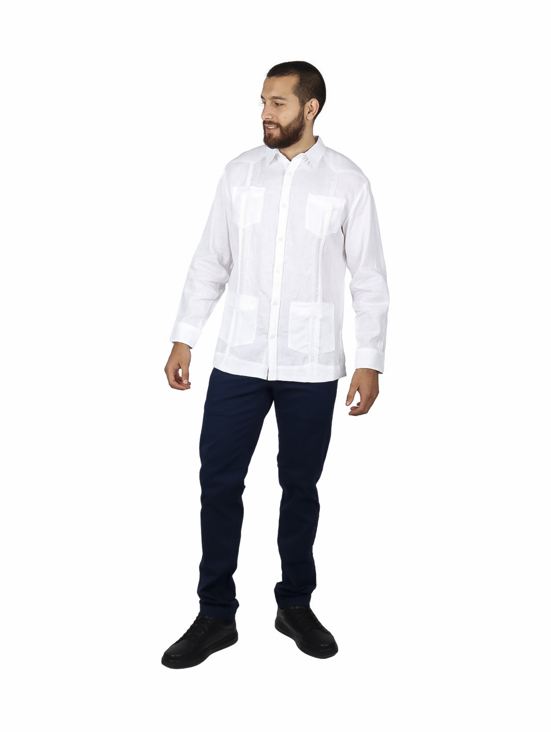 Hombre vistiendo camisa guayabera blanca de manga larga con detalles de alforzas.
