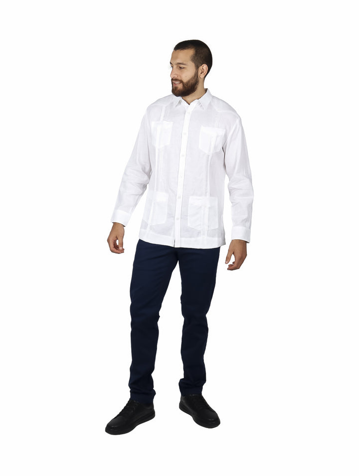Hombre vistiendo camisa guayabera blanca de manga larga con detalles de alforzas.