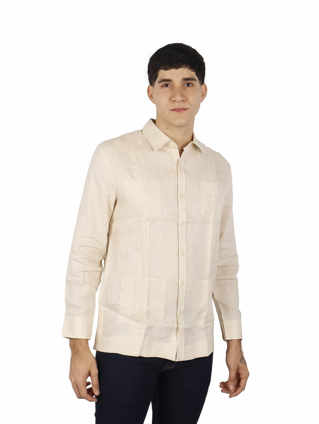 Hombre vistiendo camisa guayabera blanca de manga larga con detalles tradicionales de alforzas y cuatro bolsillos.