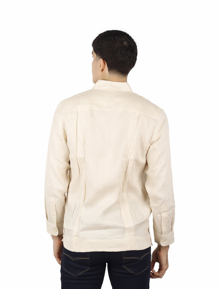 Hombre vistiendo camisa guayabera blanca de manga larga con detalles tradicionales de alforzas y cuatro bolsillos.