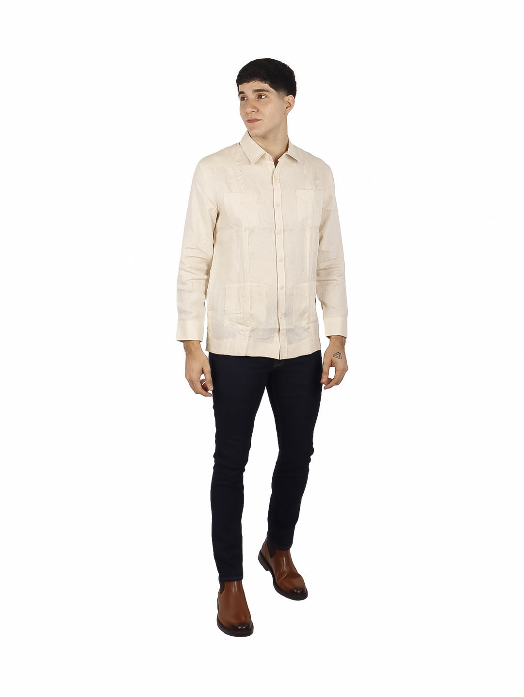 Hombre vistiendo camisa guayabera blanca de manga larga con detalles tradicionales de alforzas y cuatro bolsillos.