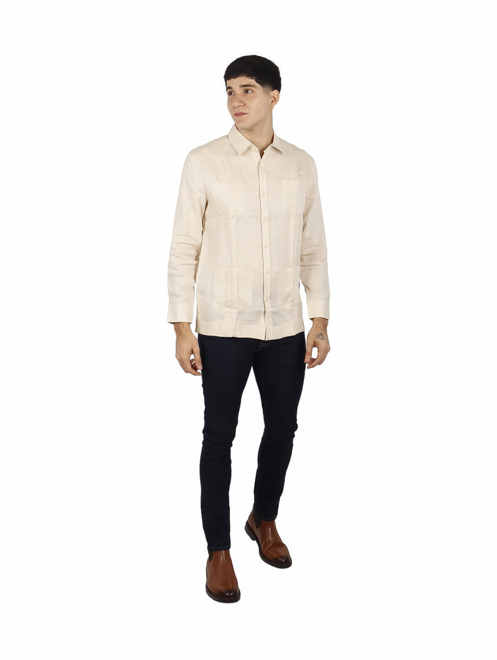 Hombre vistiendo camisa guayabera blanca de manga larga con detalles tradicionales de alforzas y cuatro bolsillos.