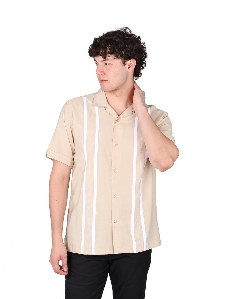 Hombre vistiendo camisa Cubavera color Irish Cream con rayas blancas verticales y manga corta.