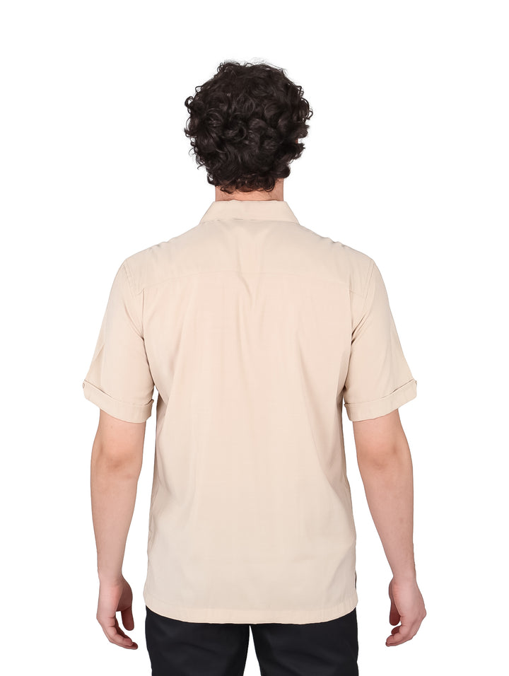 Hombre vistiendo camisa Cubavera color Irish Cream con rayas blancas verticales y manga corta.