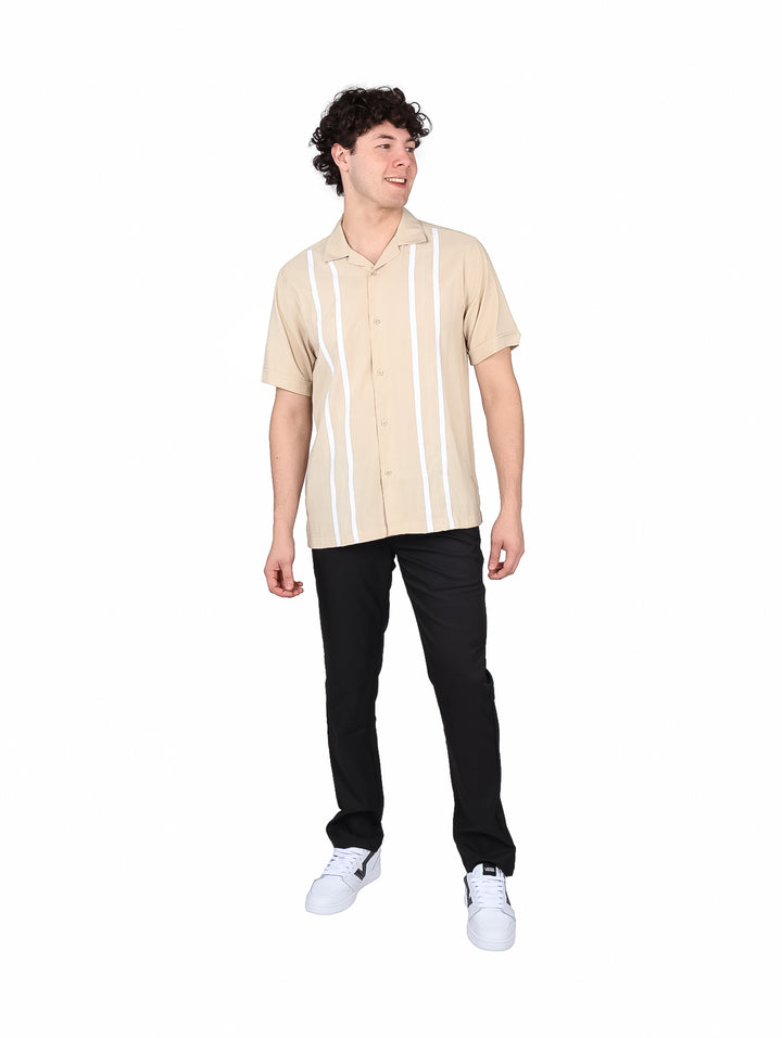Hombre vistiendo camisa Cubavera color Irish Cream con rayas blancas verticales y manga corta.