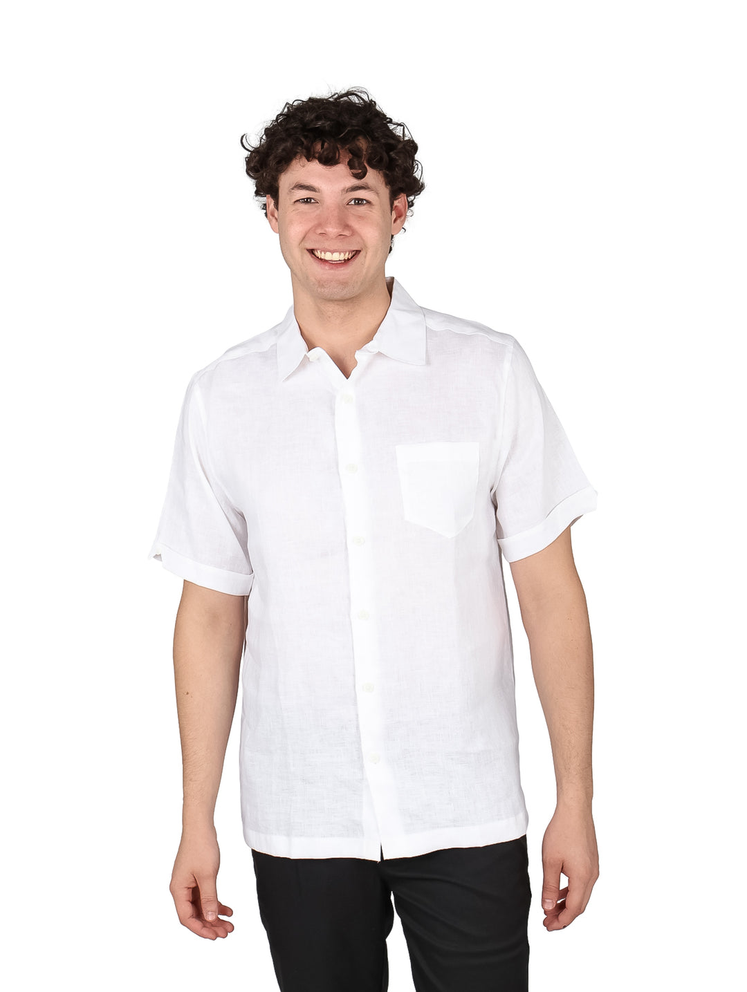 Hombre vistiendo una camisa Cubavera de color blanco brillante con manga corta y cuello.