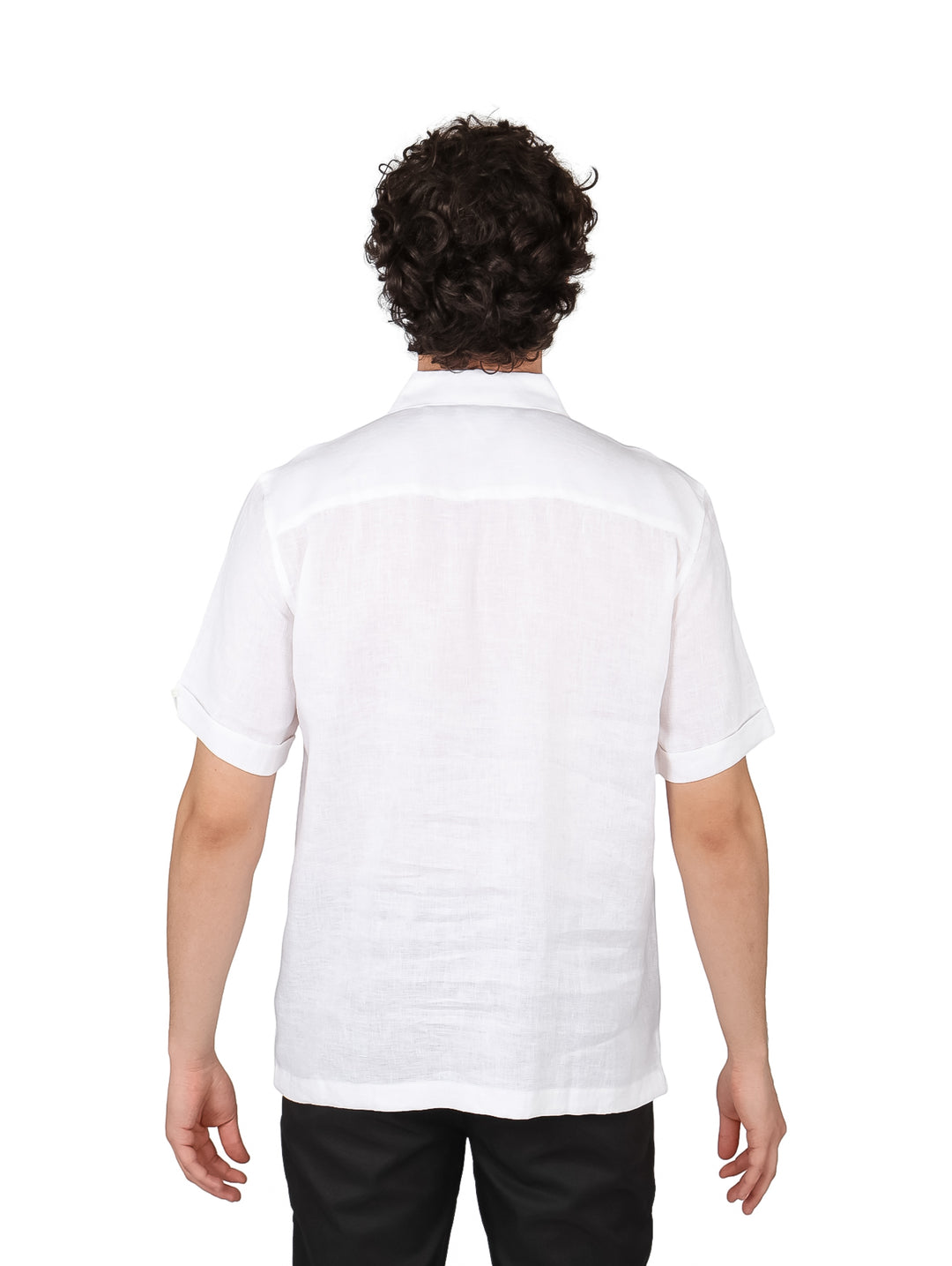Hombre vistiendo una camisa Cubavera de color blanco brillante con manga corta y cuello.