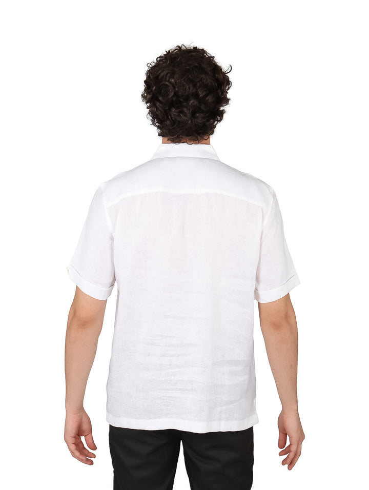 Hombre vistiendo una camisa Cubavera de color blanco brillante con manga corta y cuello.