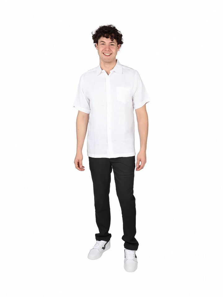 Hombre vistiendo una camisa Cubavera de color blanco brillante con manga corta y cuello.