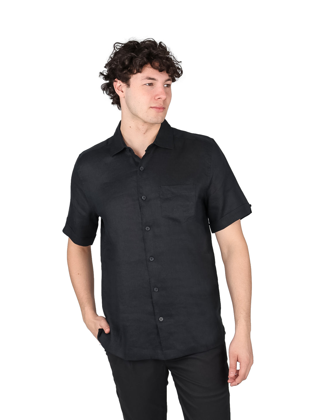 Hombre vistiendo una camisa Cubavera de manga corta en color negro jet black.