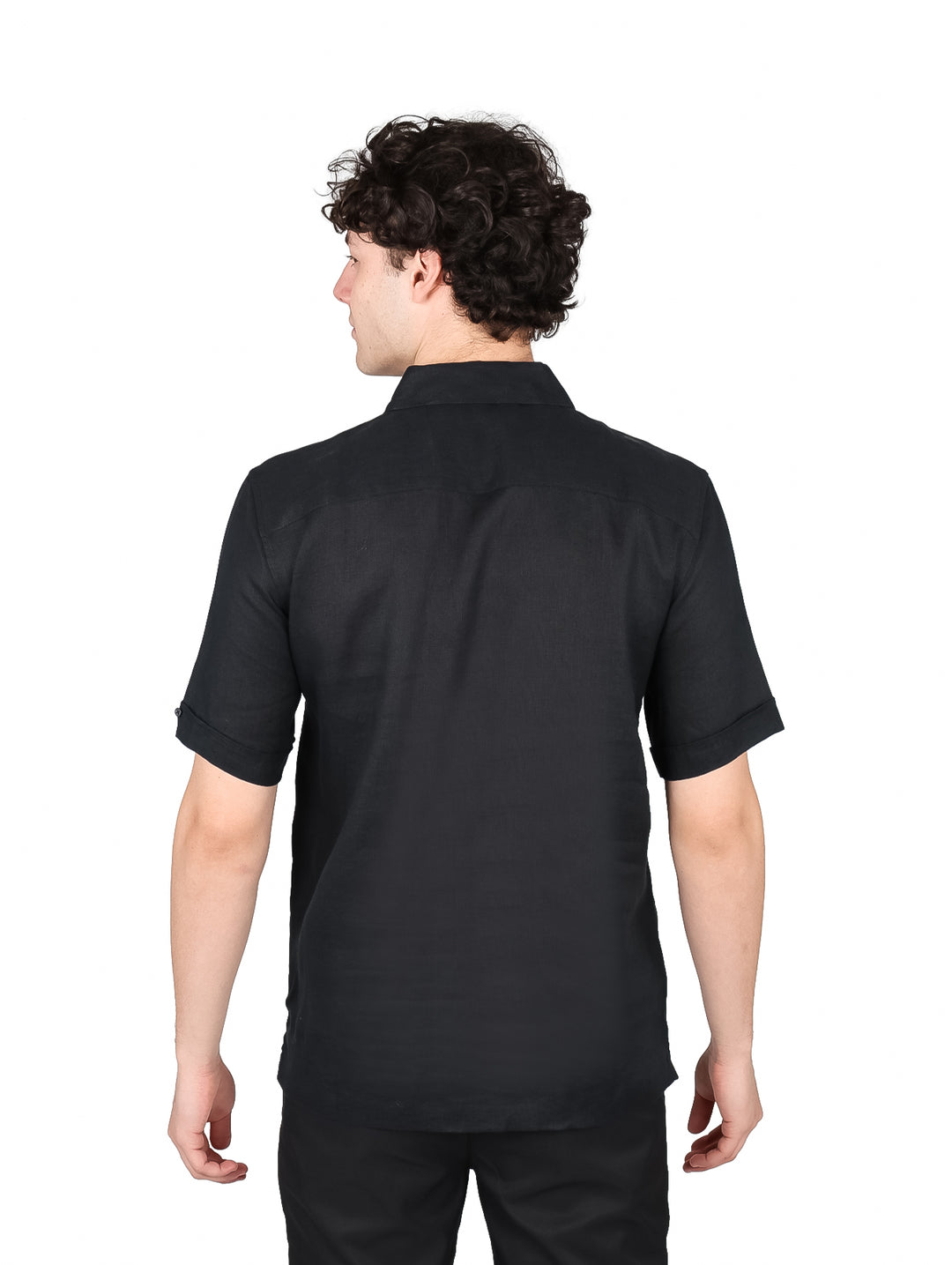 Hombre vistiendo una camisa Cubavera de manga corta en color negro jet black.