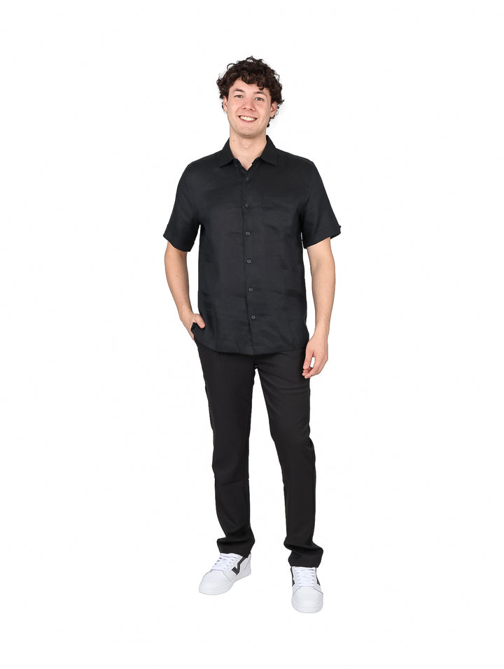 Hombre vistiendo una camisa Cubavera de manga corta en color negro jet black.