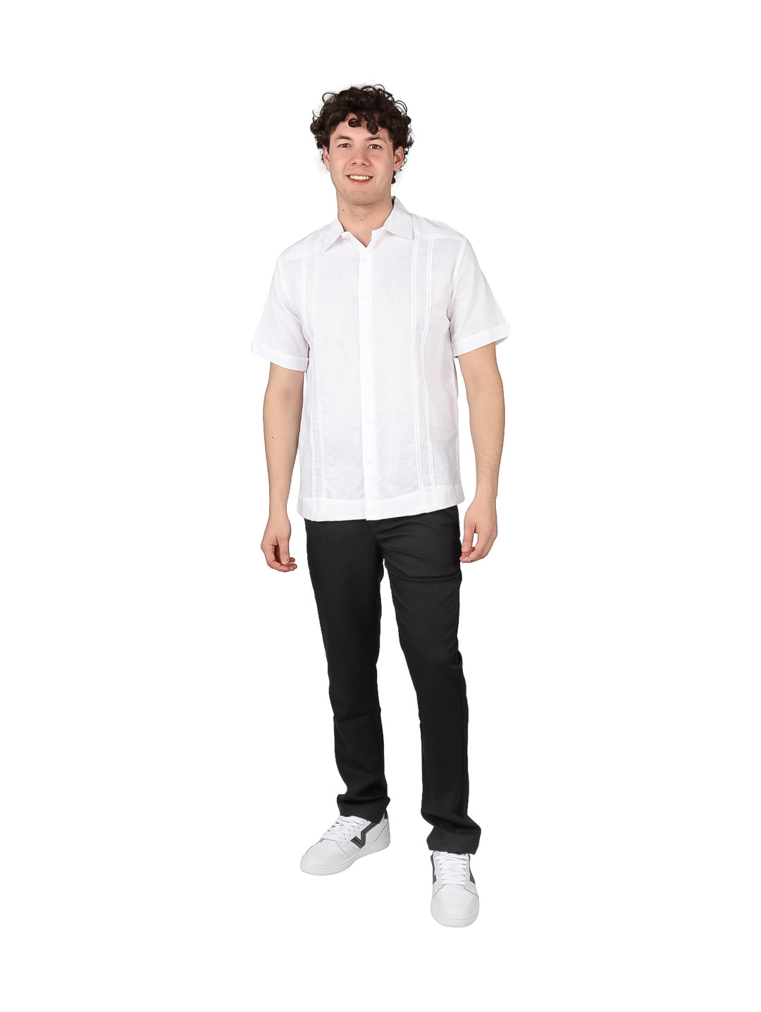 Hombre vistiendo una guayabera blanca de manga corta con detalles plisados.