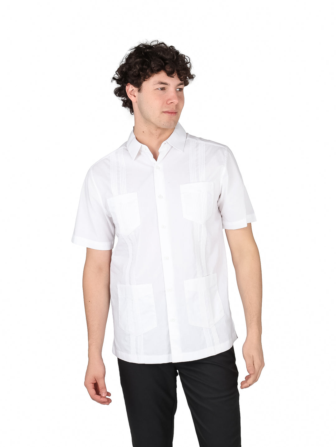 Hombre vistiendo una guayabera blanca de manga corta con detalles de alforzas.