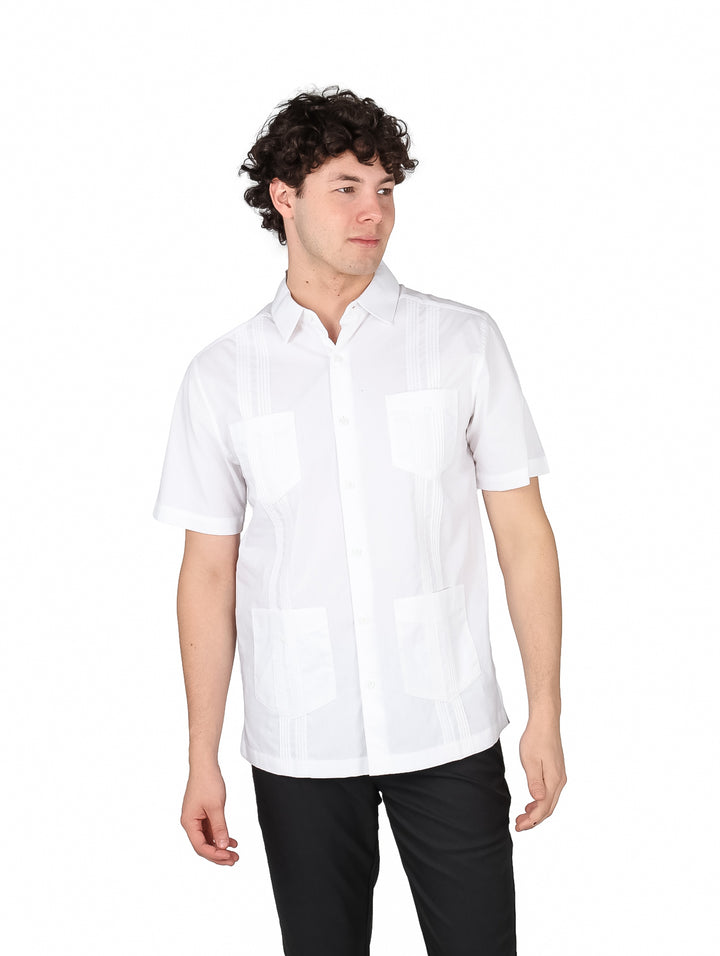 Hombre vistiendo una guayabera blanca de manga corta con detalles de alforzas.