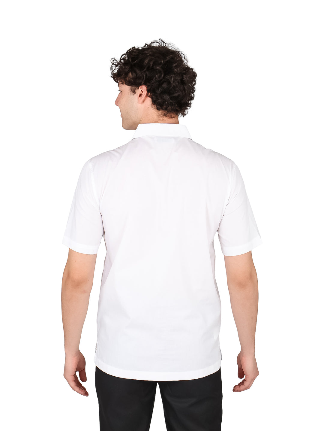Hombre vistiendo una guayabera blanca de manga corta con detalles de alforzas.