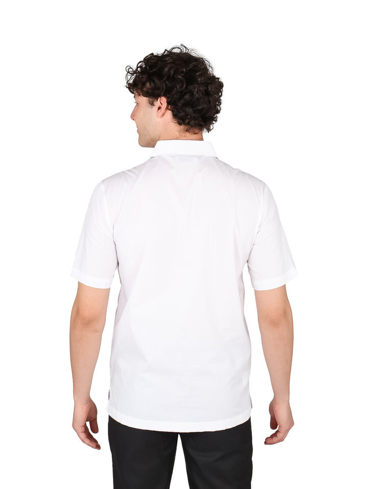 Hombre vistiendo una guayabera blanca de manga corta con detalles de alforzas.