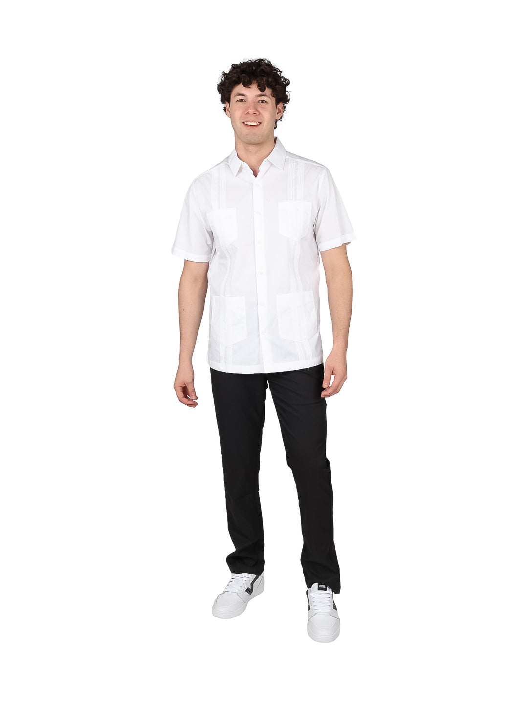 Hombre vistiendo una guayabera blanca de manga corta con detalles de alforzas.