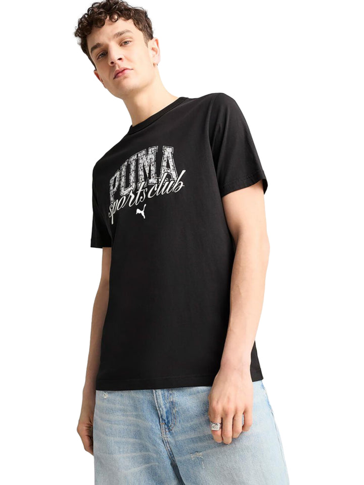 Hombre vistiendo una camiseta negra de manga corta con estampado gráfico blanco de PUMA en el pecho.