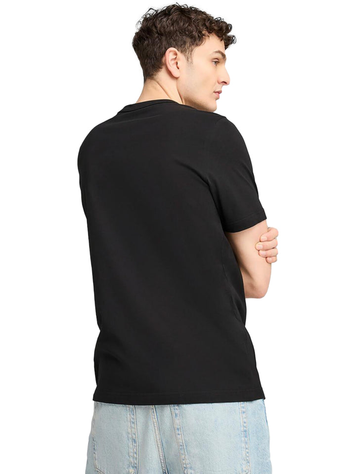 Hombre vistiendo una camiseta negra de manga corta con estampado gráfico blanco de PUMA en el pecho.