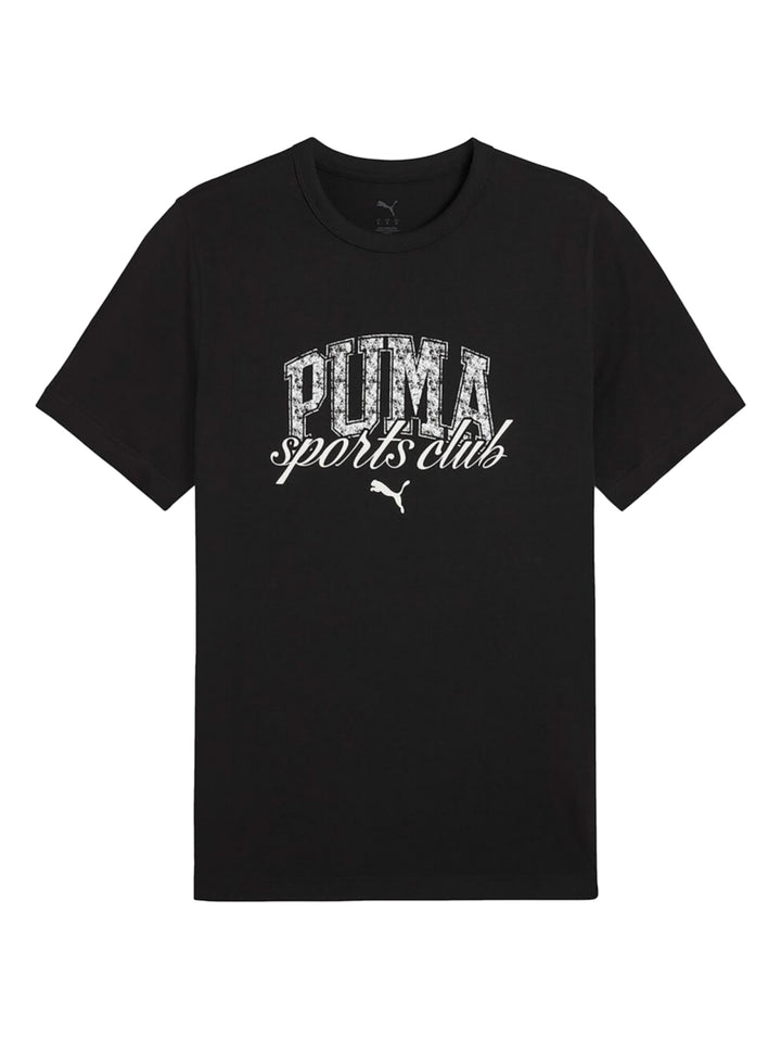 Hombre vistiendo una camiseta negra de manga corta con estampado gráfico blanco de PUMA en el pecho.