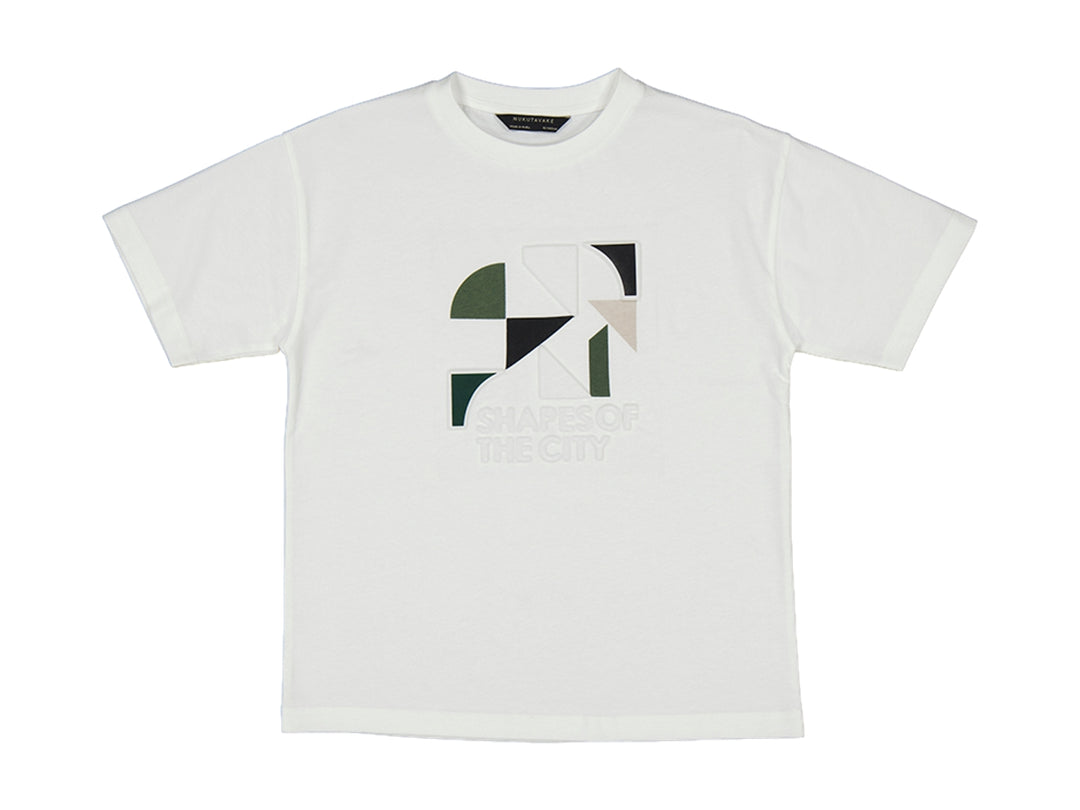 Camiseta blanca de manga corta con estampado geométrico y texto &