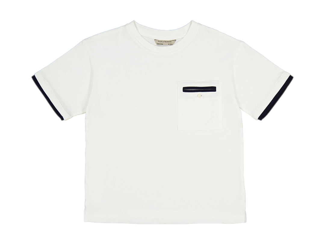 Camiseta color nata para niño con detalles en azul marino en mangas y bolsillo frontal.