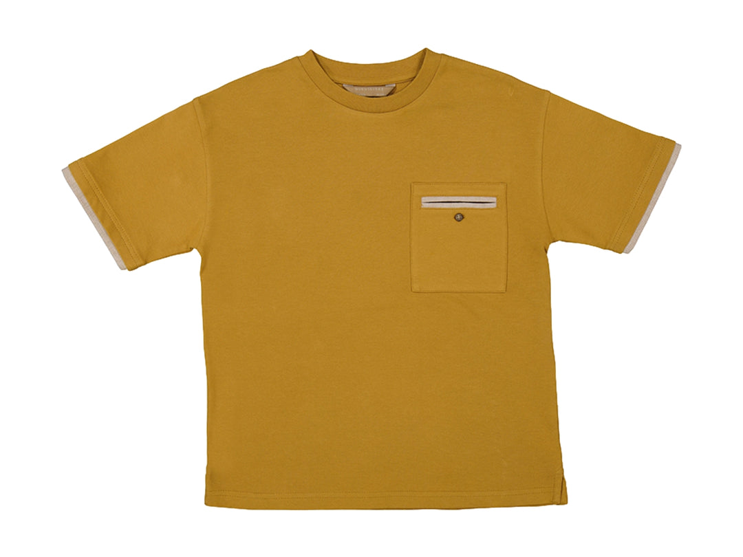 Camiseta color mostaza con bolsillo frontal y detalles en contraste en las mangas.