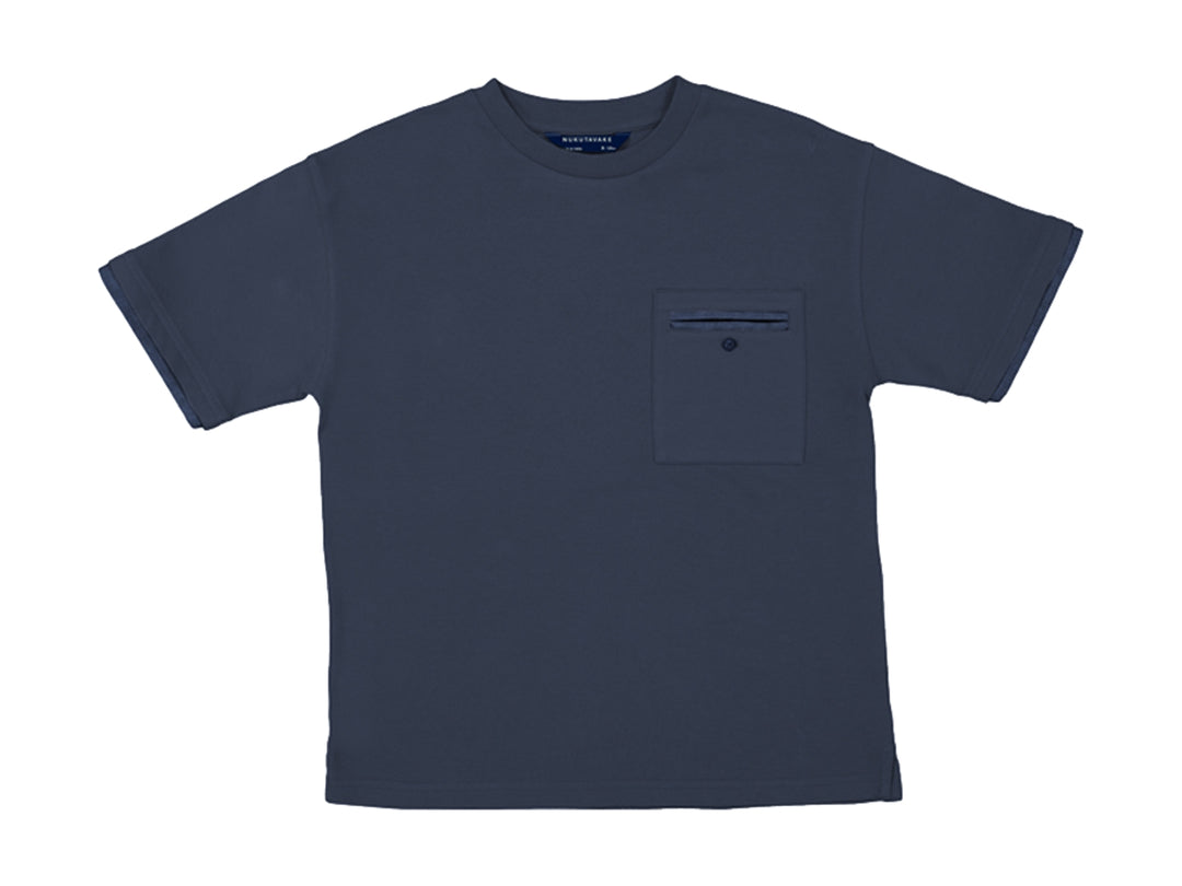 Camiseta azul marino de manga corta con un pequeño bolsillo frontal para niños.