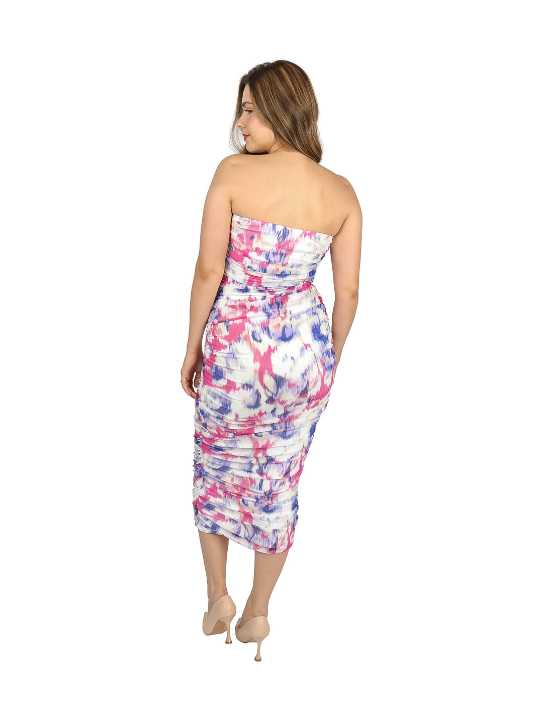 Mujer con vestido strapless ajustado con estampado abstracto en tonos rosa, blanco y azul.