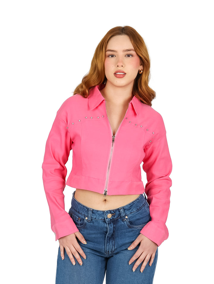 Chaqueta corta color rosa con estoperoles plateados y cierre frontal.