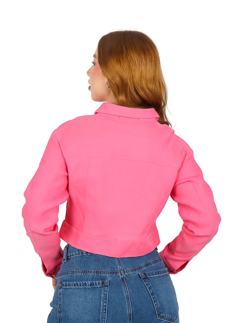 Chaqueta corta color rosa con estoperoles plateados y cierre frontal.