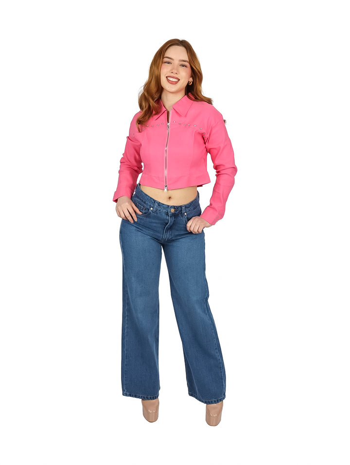 Chaqueta corta color rosa con estoperoles plateados y cierre frontal.
