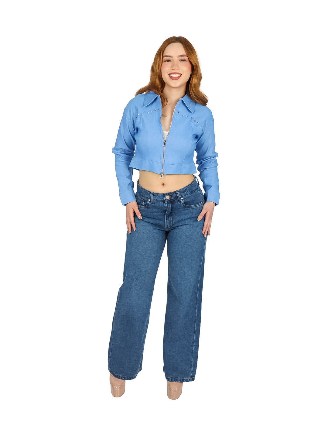 Mujer vistiendo una chaqueta corta color azul con estoperoles plateados y cierre frontal.