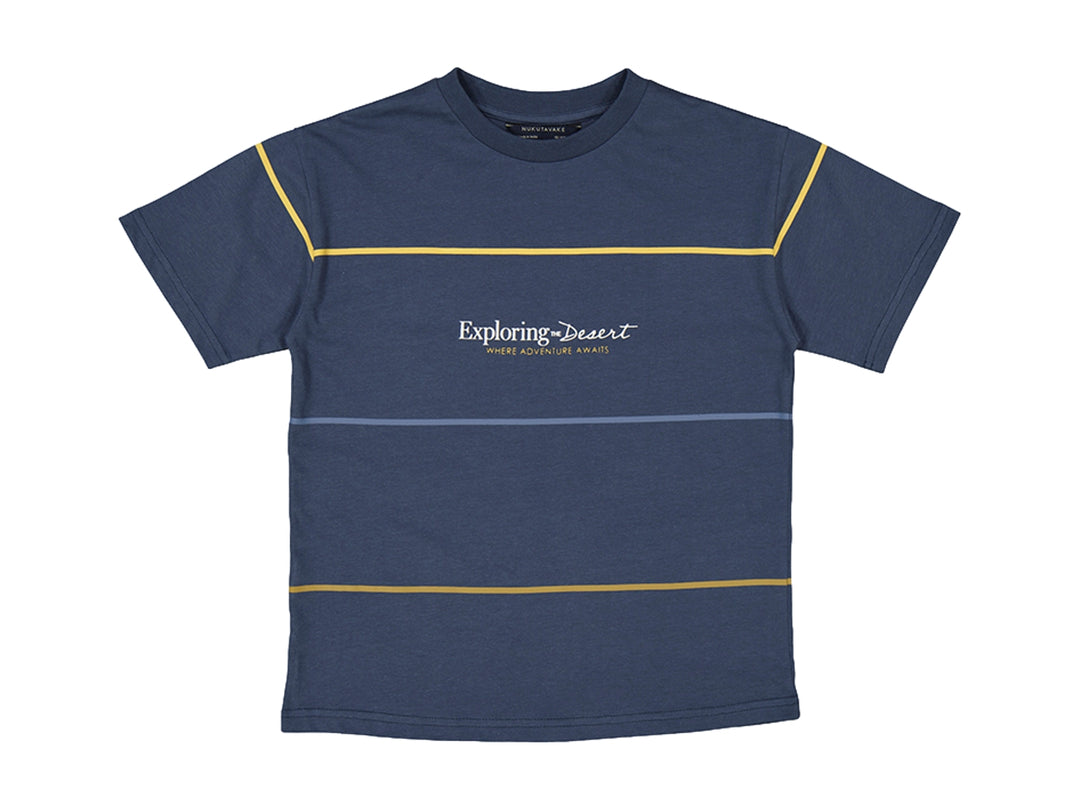 Camiseta azul marino para niño con rayas horizontales amarillas y celestes y texto en el pecho.
