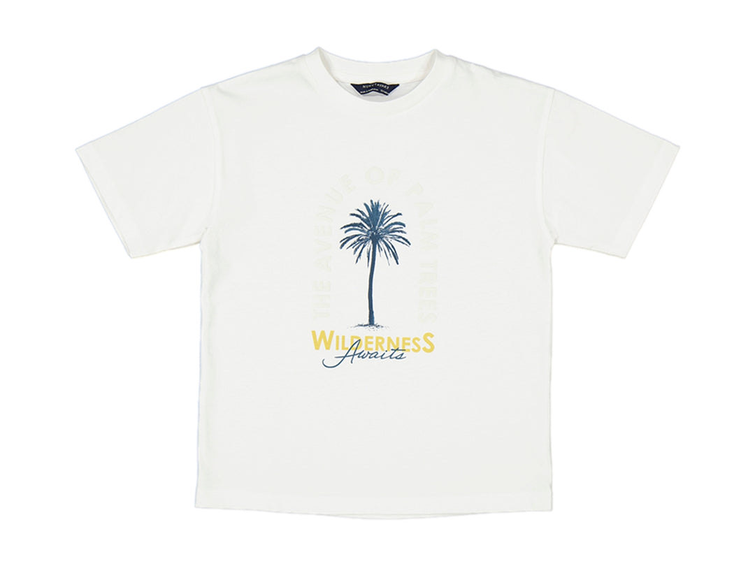 Camiseta color nata de manga corta con estampado de palmera azul y texto amarillo en el centro.