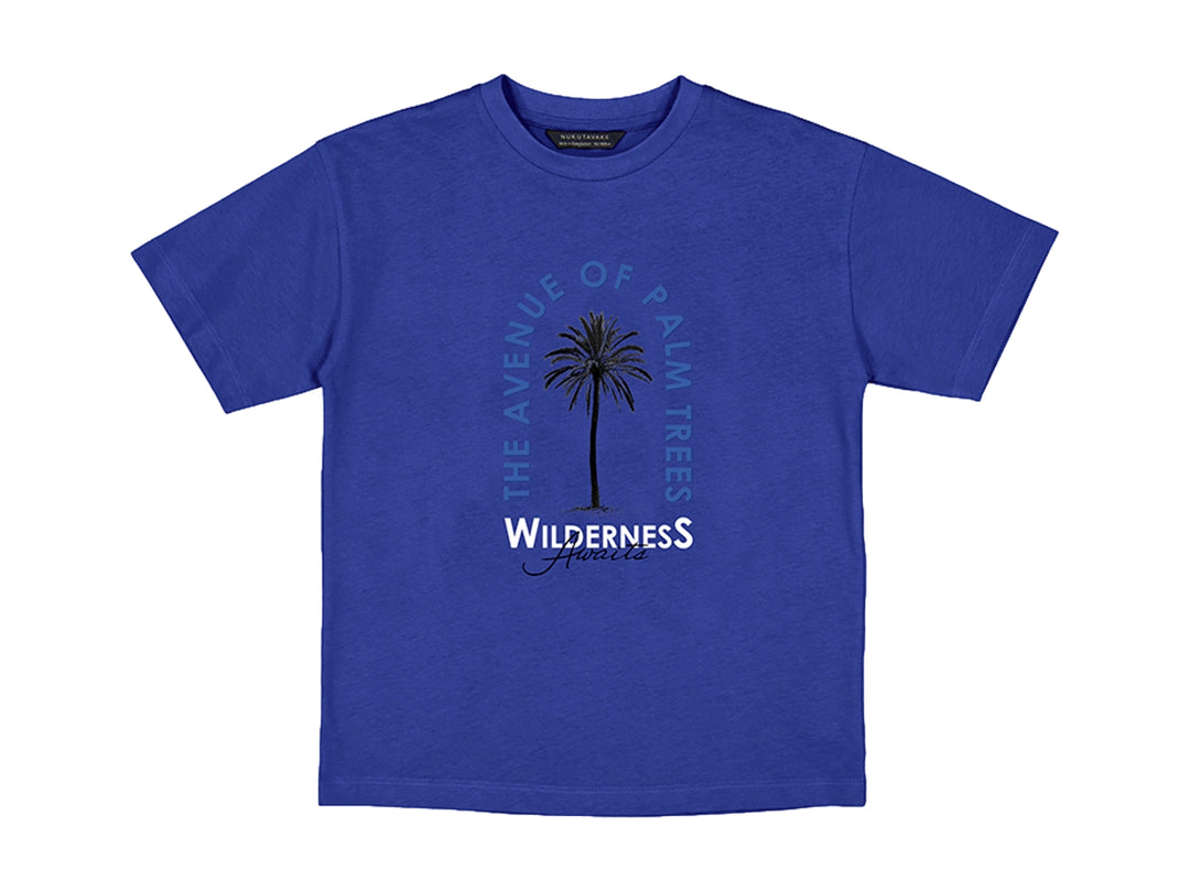 Camiseta azul de manga corta con estampado de palmera y texto en el pecho.