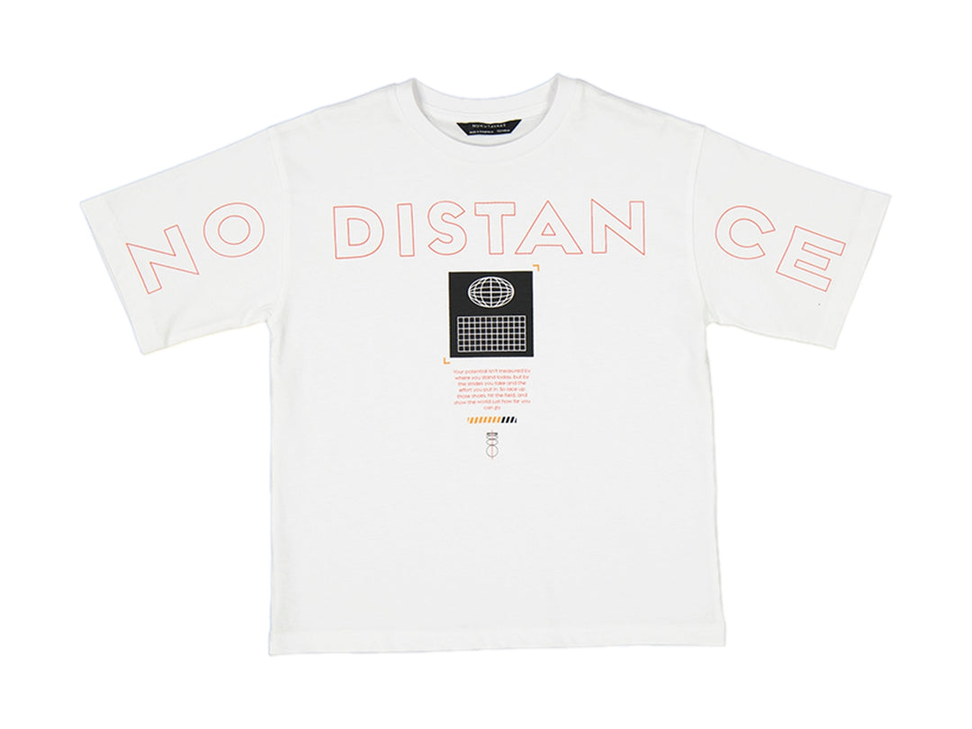 Camiseta blanca de manga corta con estampado naranja y negro con el texto NO DISTANCE.